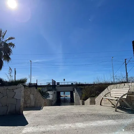 Spacious Seaside With Garden & Sea-view Appartement