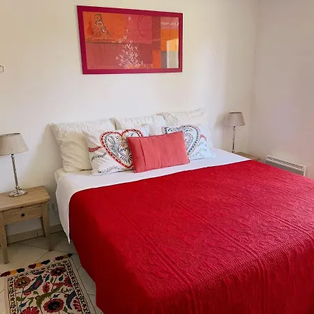 Spacious Seaside With Garden & Sea-view 昂蒂布