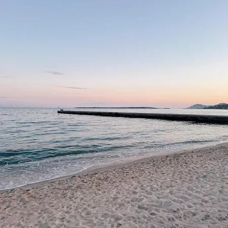 Spacious Seaside With Garden & Sea-view Appartement